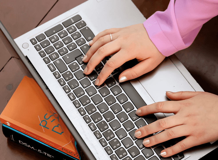 Imagem Terapia online: como funciona o atendimento psicológico pela internet?